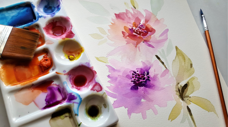 Obraz dwóch kwiatów, namalowanych farbami akwarelowymi, z lewej strony obrazu paleta z farbami
